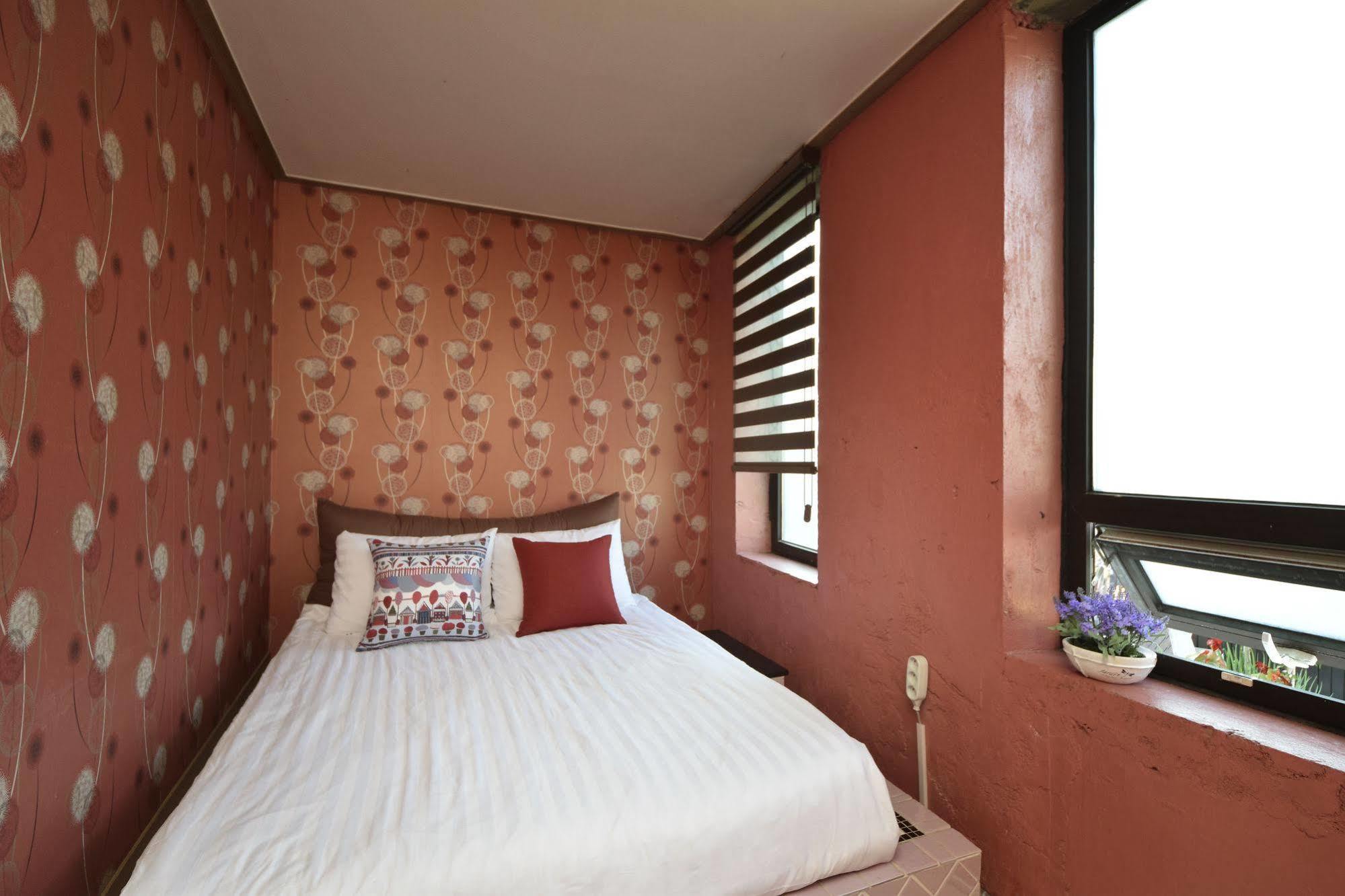 B & J Open - Hotel